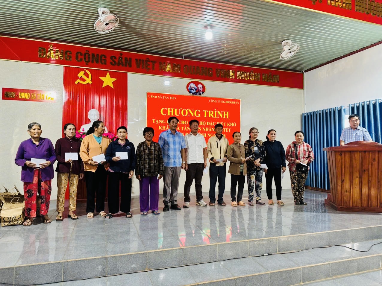 Đại diện EG BioGreen trao tặng phần quà cho các bà con khó khăn dịp Tết Bính Ngọ
