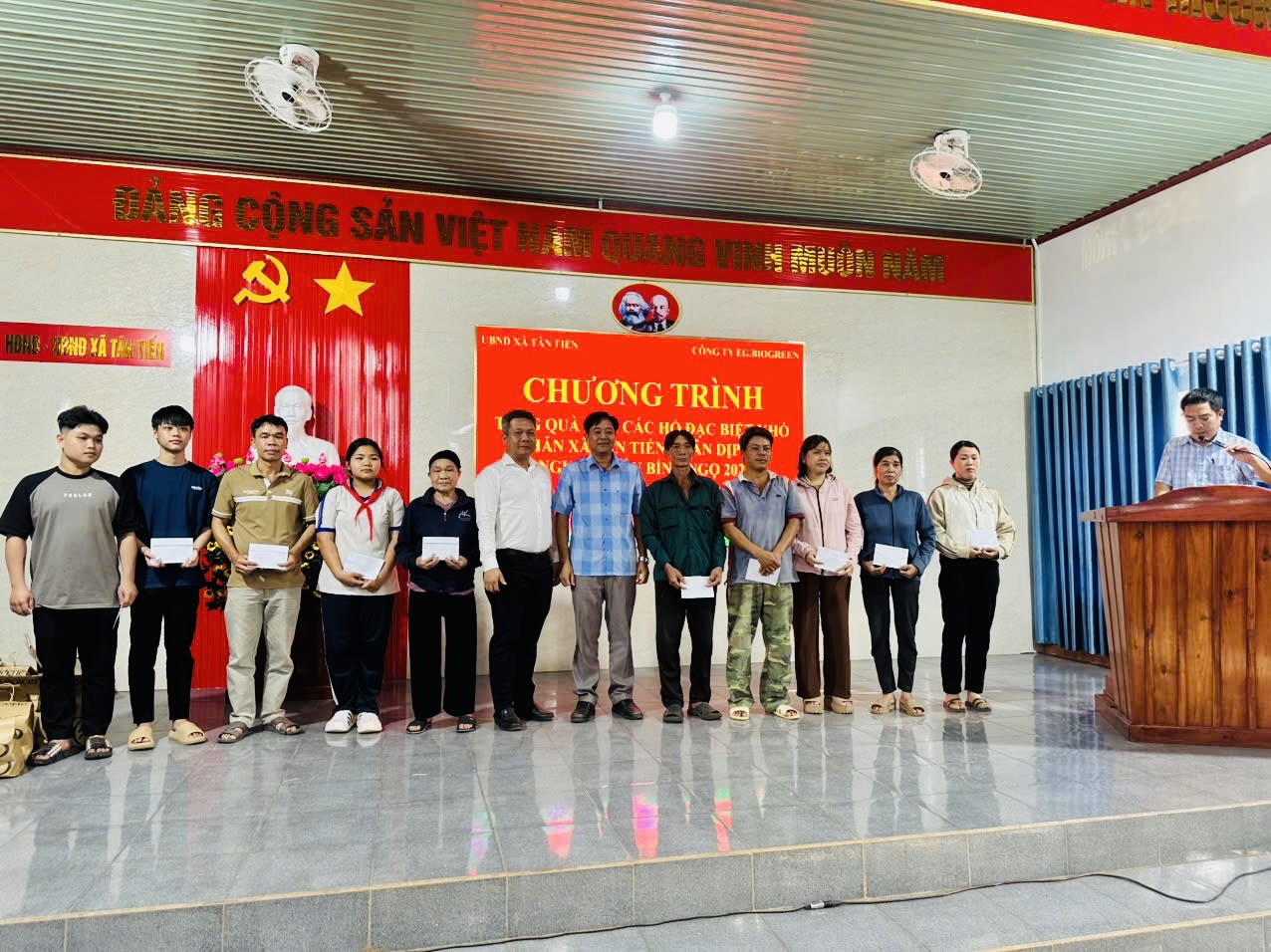 Đại diện EG BioGreen trao tặng phần quà cho các bà con khó khăn dịp Tết Bính Ngọ