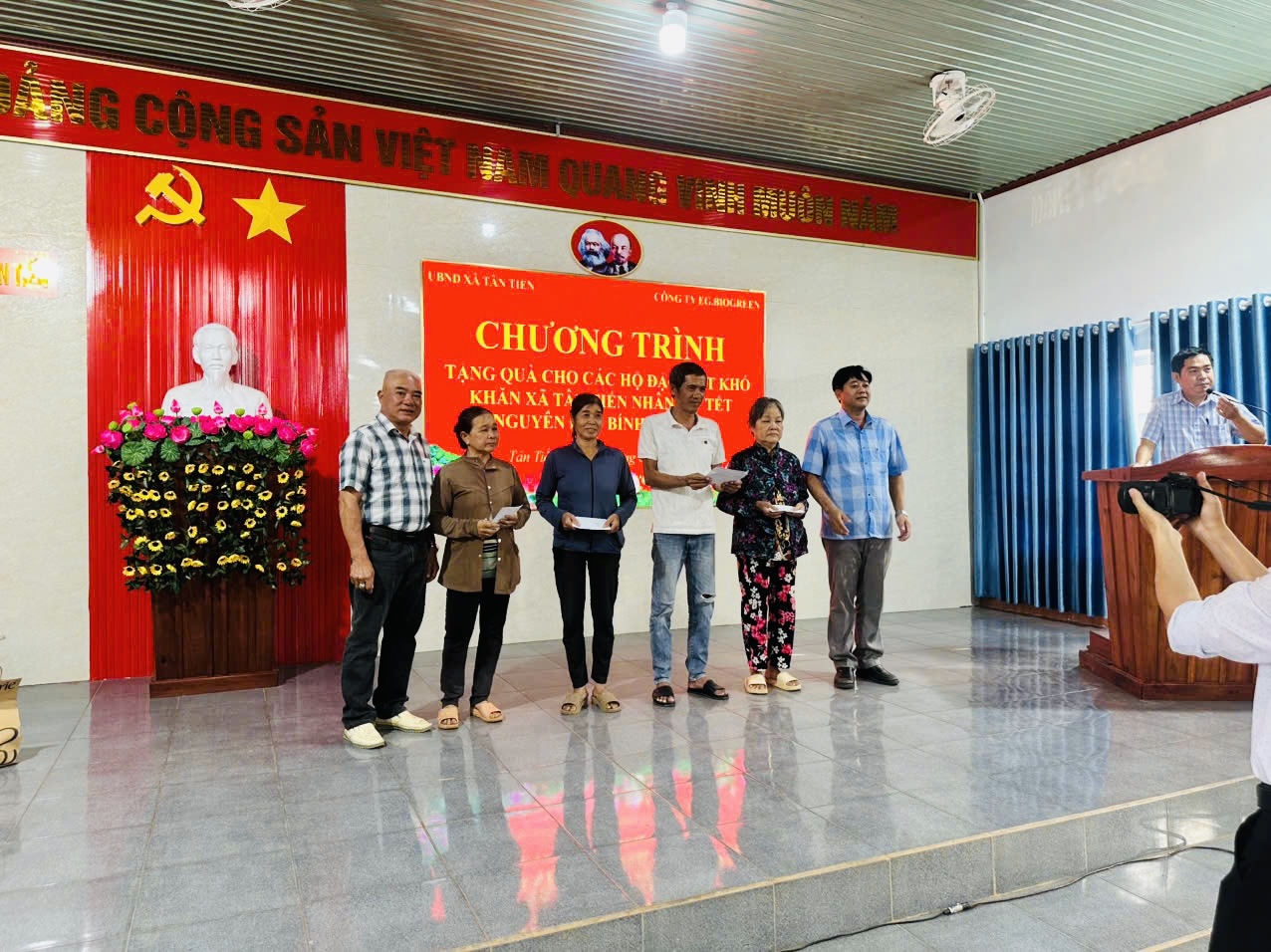 Đại diện EG BioGreen trao tặng phần quà cho các bà con khó khăn dịp Tết Bính Ngọ